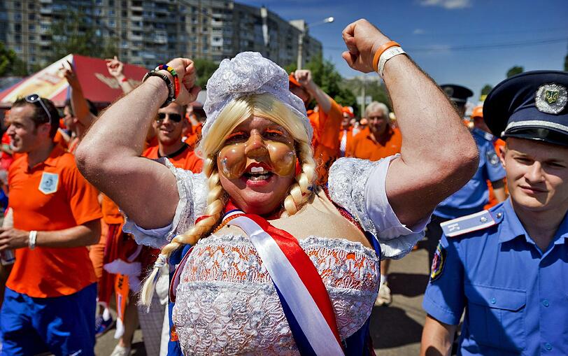 Es ist DER Fußball-Klassiker: Am Mittwochabend treffen in Charkiw Deutschland und die Niederlande aufeinander - die gesunde nachbarschaftliche Rivalität reicht aber auch über den Fußball-Platz hinaus, denn seit jeher verspotten sich Deutsche und Holländer nur allzu gerne gegenseitig. Wir haben in der Bilderstrecke mal einige bekannte Holland-Witze zusammengetragen - viel Spaß beim Durchklicken!