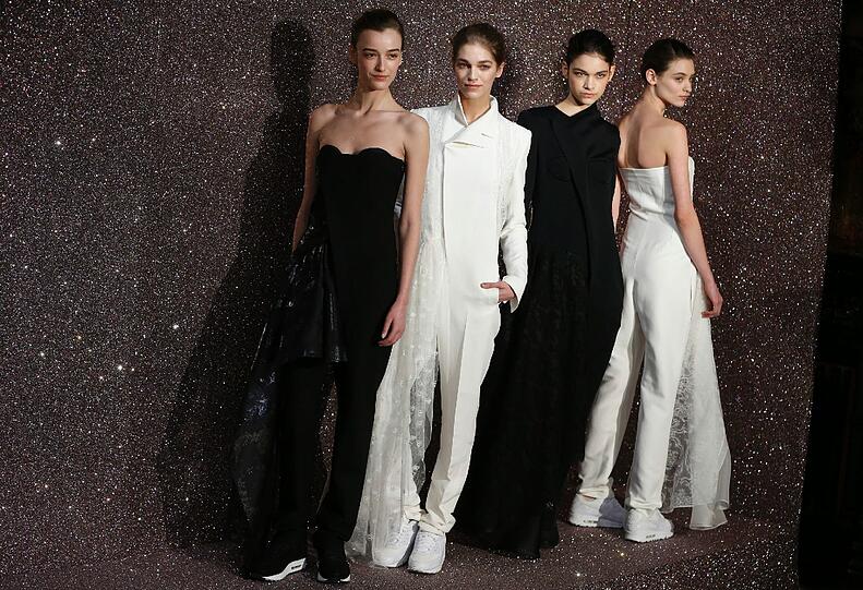 Models präsentieren Kreationen der Designerin Anne Valerie Hash bei der Pariser Modewoche.