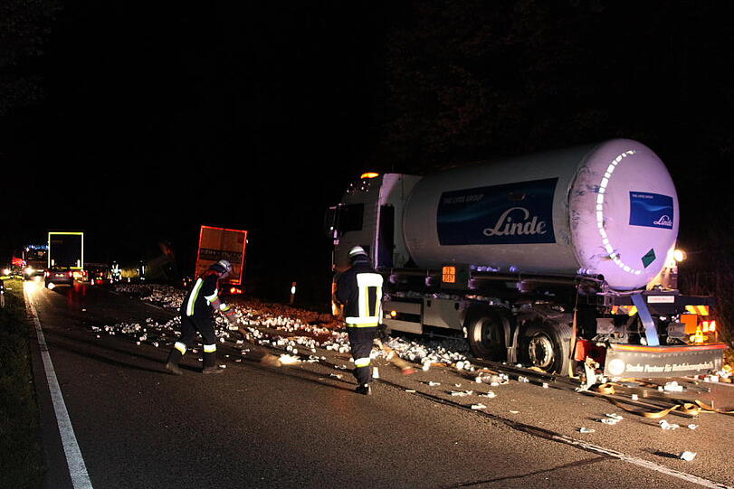 Vorsicht Joghurtbecher! Etwa vier Stunden war die B12 Richtung München gesperrt, weil ein Lkw nach einem Unfall seine Ladung verloren hat.