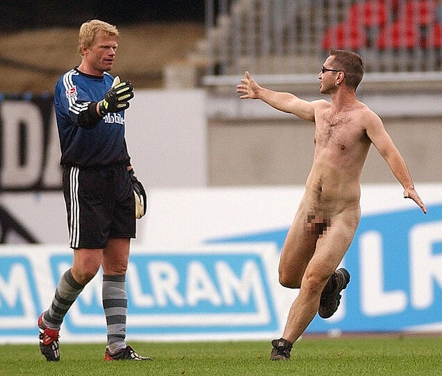 Oliver Kahn, den Titan, kann ein Nackerter nicht aus der Ruhe bringen. Stattdessen grüßt er freundlich zurück.