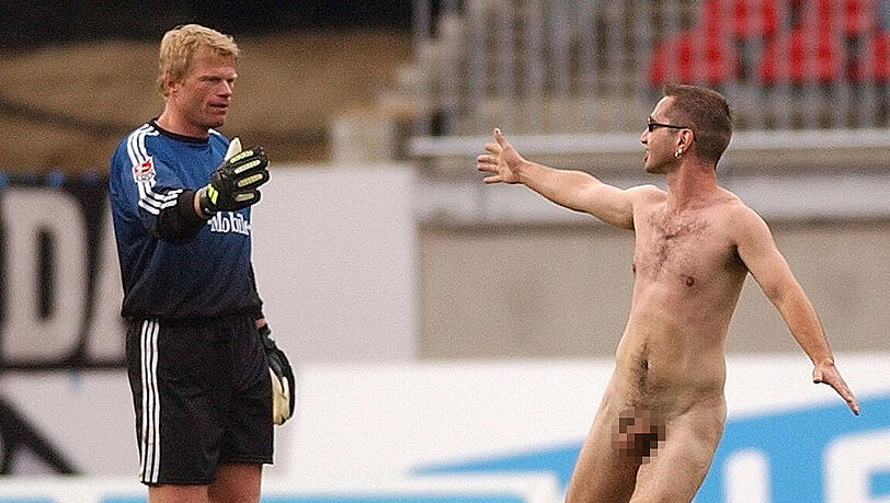 Oliver Kahn, den Titan, kann ein Nackerter nicht aus der Ruhe bringen. Stattdessen grüßt er freundlich zurück. Oliver Kahn, den Titan, kann ein Nackerter nicht aus der Ruhe bringen. Stattdessen grüßt er freundlich zurück.