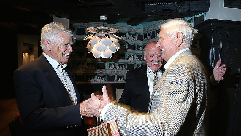 Meister-Löwen unter sich Manni Wagner (li.), Peter Grosser (hi.) und Petar Radenkovic. Meister-Löwen unter sich Manni Wagner (li.), Peter Grosser (hi.) und Petar Radenkovic.