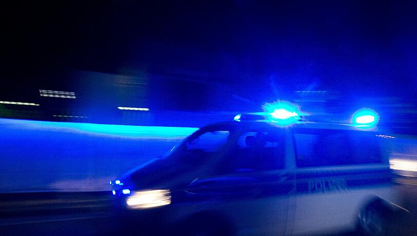 Beim Evakuieren eines Mehrfamilienhauses in Regensburg entdecken Polizisten eine per Haftbefehl gesuchte Frau. Beim Evakuieren eines Mehrfamilienhauses in Regensburg entdecken Polizisten eine per Haftbefehl gesuchte Frau.