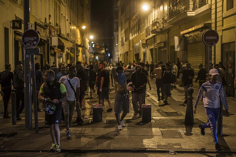 Nach dem EM-Spiel der Russen gegen England kommt es zu heftigen Ausschreitungen. Die schockierenden Bilder aus Marseille.