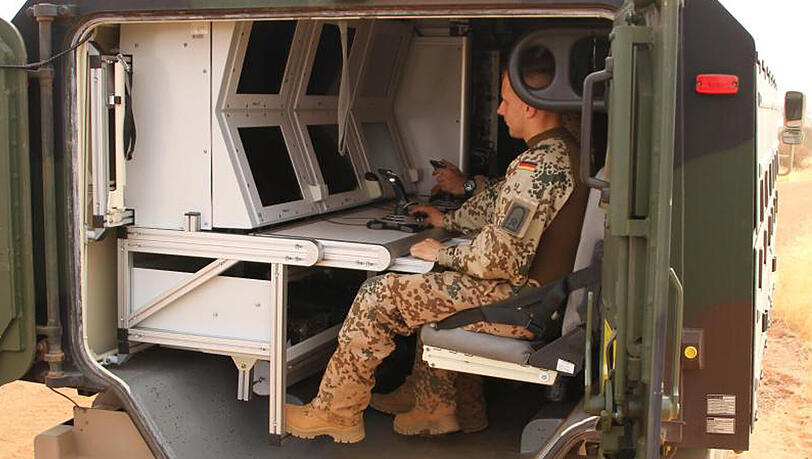 Ein deutscher UN-Soldat kontrolliert einen Einsatz der "Luna-Drohne". Foto: Kristin Palitza Ein deutscher UN-Soldat kontrolliert einen Einsatz der "Luna-Drohne". Foto: Kristin Palitza