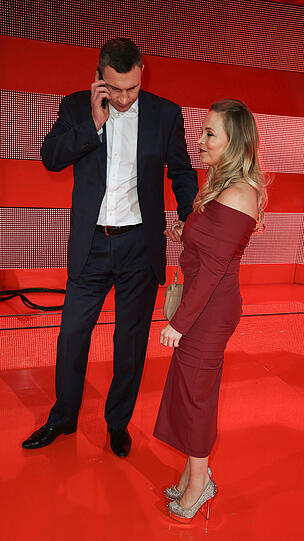 Vitali Klitschko und Regina Halmich halten Händchen.