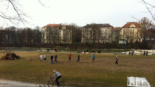 Spielende Kinder an der Isar: Damit der Ball nicht immer im Fluss verschwindet, werden jetzt zusätzliche Sträucher gepflanzt. Spielende Kinder an der Isar: Damit der Ball nicht immer im Fluss verschwindet, werden jetzt zusätzliche Sträucher gepflanzt.
