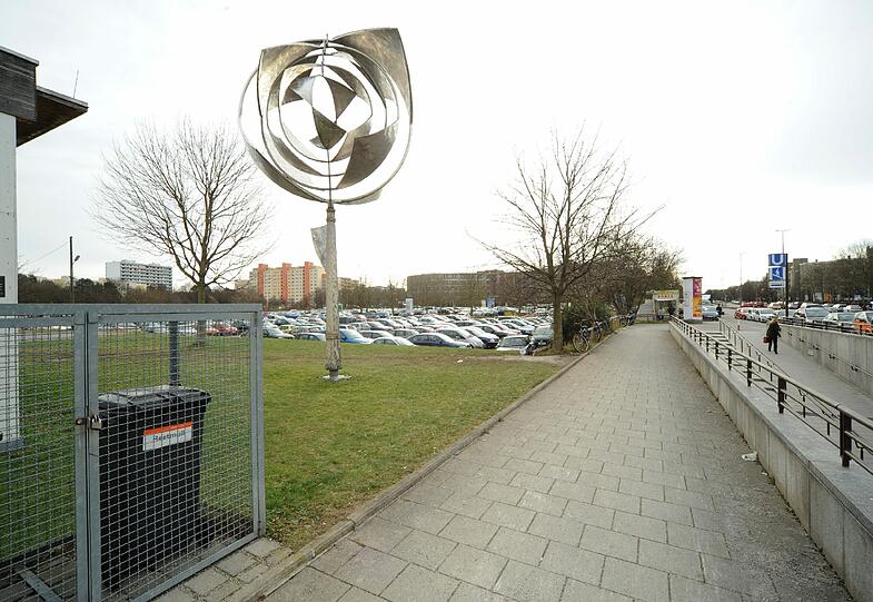 Seit Jahrzehnten warten die Neuperlacher auf ein Stadtteilzentrum am Hanns-Seidel-Platz.