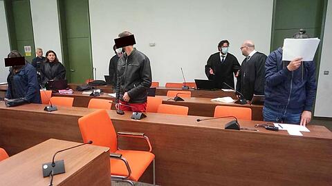 Die Angeklagten im Betrugsprozess.