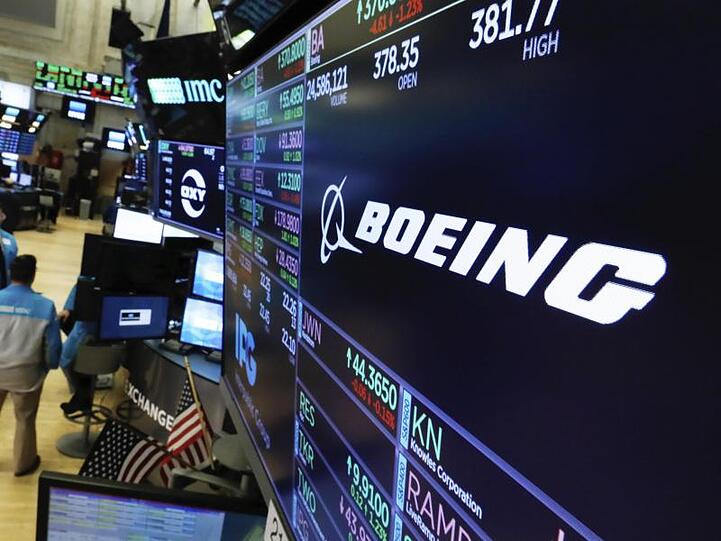 Das Boeing-Logo ist auf einem Bildschirm über dem Tradingfloor der New Yorker Börse zu sehen.