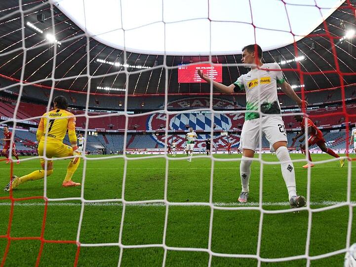 Yann Sommer (l) und Matthias Ginter reagieren nach dem Gegentor. Foto: Matthias Balk/dpa