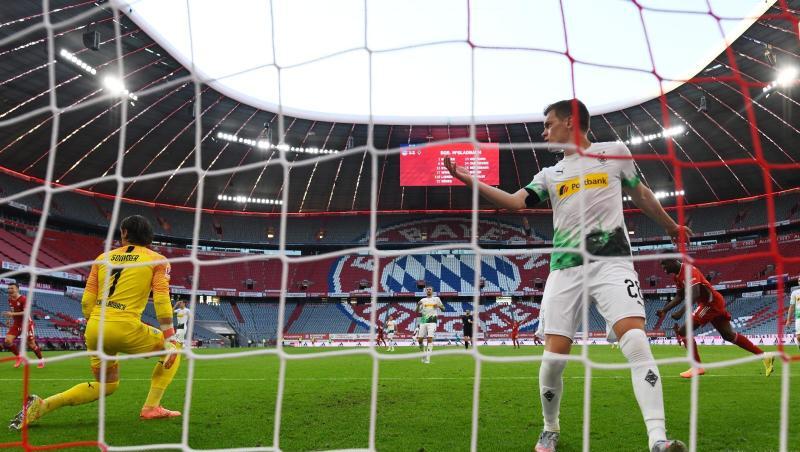 Yann Sommer (l) und Matthias Ginter reagieren nach dem Gegentor. Foto: Matthias Balk/dpa
