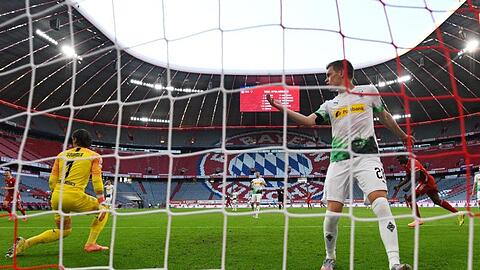 Yann Sommer (l) und Matthias Ginter reagieren nach dem Gegentor. Foto: Matthias Balk/dpa