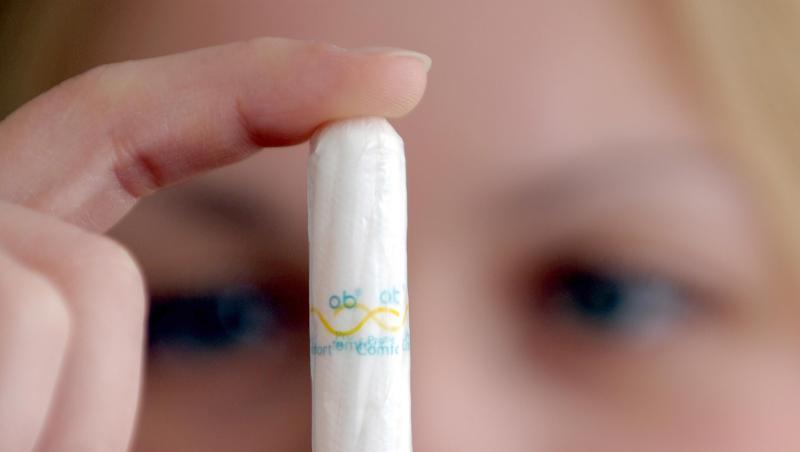 Auf Tampons, Binden und ähnliche Hygieneartikel ist derzeit ein Mehrwertsteuersatz von 19 Prozent fällig.