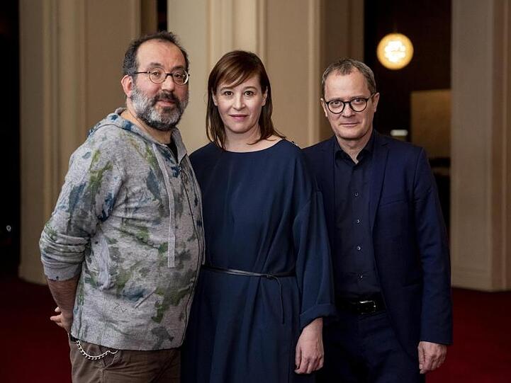 Barrie Kosky (l-r), aktueller Intendant und designierter Hausregisseur der Komischen Oper Berlin, Susanne Moser, Geschäftsführende Direktorin und designierte Ko-Intendantin, und Philip Bröking, Operndirektor und ebenfalls designierter Ko-Intendant der Bühne.