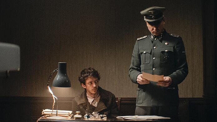 Nahuel Perez Biscayart (links) als Gilles und Lars Eidinger als Klaus Koch in einer Szene des Films "Persischstunden".