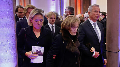 Die Familie mit Christine Strobl (l-r), Tochter von Wolfgang Schäuble, Ingeborg Schäuble, die Ehefrau, und Thomas Strobl (CDU), Innenminister von Baden-Württemberg und Schwiegersohn von Wolfgang Schäuble, geht nach dem Gottesdienst bei der Trauerfeier für Wolfgang Schäuble aus der Kirche.
