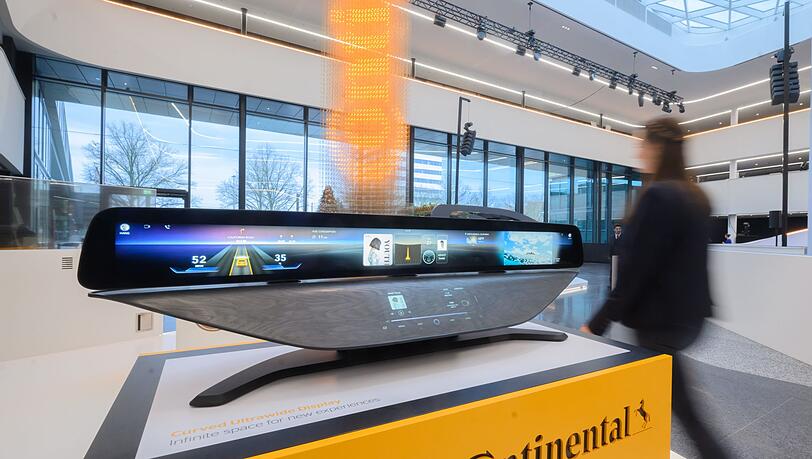 Ein Display für einen PKW der Zukunft steht in der neuen Unternehmenszentrale von Continental. Nach mehrjähriger Bauphase wird der Neubau am 13. Dezember 2023 offiziell eröffnet.