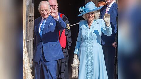 König Charles und seine Ehefrau Camilla erschienen in Blau beim Ostergottesdienst.
