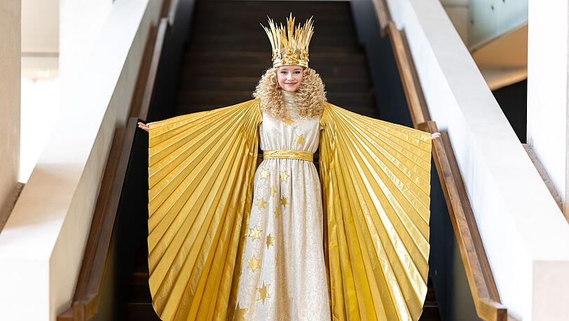 Nora Falk, das neue N&uuml;rnberger Christkind, pr&auml;sentiert sich bei der Kost&uuml;mprobe.