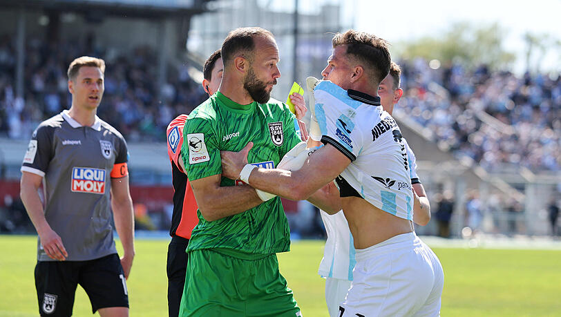 Da kochen die Emotionen hoch: Ulm-Torwart (Mitte) nimmt sich Sechzig-Torsch&uuml;tze Florian Niederlechner (r.) nach dessen provkantem Torjubel zur Brust, Ex-L&ouml;we Dennis Dressel (l.) steht parat.