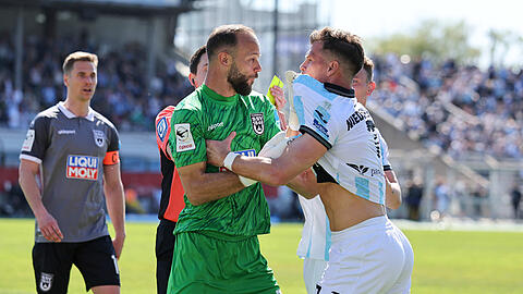 Da kochen die Emotionen hoch: Ulm-Torwart (Mitte) nimmt sich Sechzig-Torschütze Florian Niederlechner (r.) nach dessen provkantem Torjubel zur Brust, Ex-Löwe Dennis Dressel (l.) steht parat. Da kochen die Emotionen hoch: Ulm-Torwart (Mitte) nimmt sich Sechzig-Torschütze Florian Niederlechner (r.) nach dessen provkantem Torjubel zur Brust, Ex-Löwe Dennis Dressel (l.) steht parat.