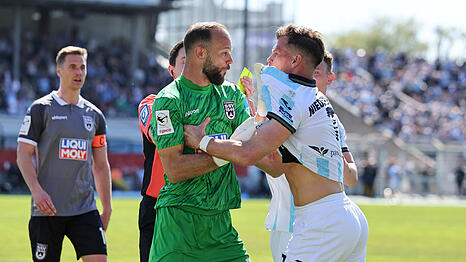 Da kochen die Emotionen hoch: Ulm-Torwart (Mitte) nimmt sich Sechzig-Torsch&uuml;tze Florian Niederlechner (r.) nach dessen provkantem Torjubel zur Brust, Ex-L&ouml;we Dennis Dressel (l.) steht parat.