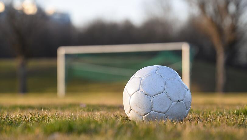 Nach einem Foul geriet die Situation auf dem Fu&szlig;ballplatz in Rosenheim aus dem Ruder. (Symbolbild)