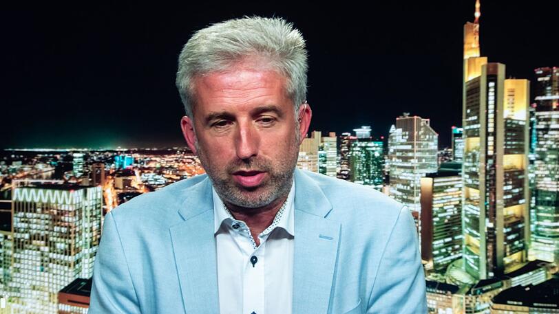 "Vielleicht ist es auch gut, mal zu sagen, dass der Kanzler was Gutes getan hat." Tübingens Oberbürgermeister Boris Palmer lobte die Lockerung der Schuldenbremse, die eine Rettung für Städte und Kommunen gewesen sei. Zudem riet er, dass es "keine bessere Lösung gibt, als sich den Sachfragen zuzuwenden". "Vielleicht ist es auch gut, mal zu sagen, dass der Kanzler was Gutes getan hat." Tübingens Oberbürgermeister Boris Palmer lobte die Lockerung der Schuldenbremse, die eine Rettung für Städte und Kommunen gewesen sei. Zudem riet er, dass es "keine bessere Lösung gibt, als sich den Sachfragen zuzuwenden".