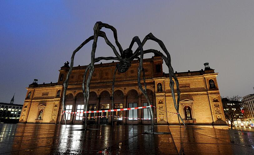 Riesenspinne Maman vor der Hamburger Kunsthalle.