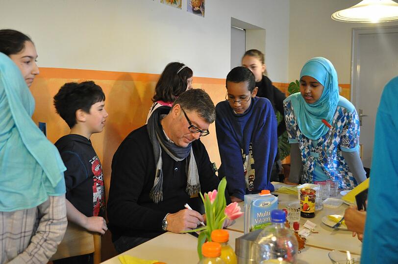 Pat Cortina beim Frühstück mit Schulkindern.