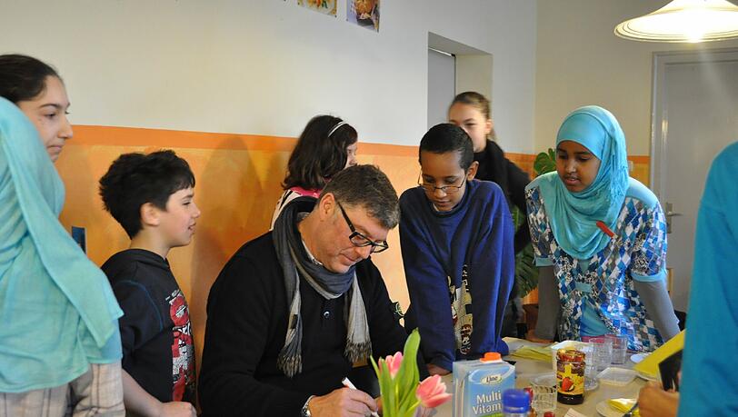 Pat Cortina beim Frühstück mit Schulkindern. Pat Cortina beim Frühstück mit Schulkindern.