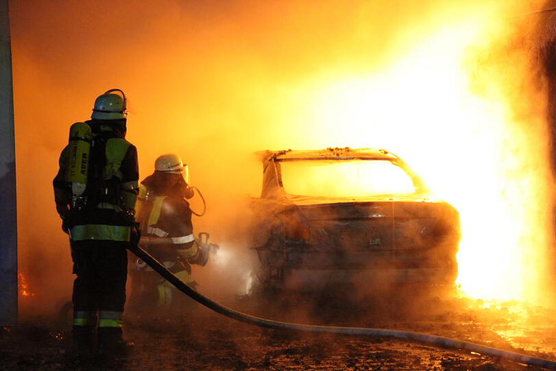 Das Auto völlig zerstört, die Garage in Vollbrand: In Waldkraiburg ist ein Carport abgebrannt. Die Bilder vom spektakulären Feuerwehreinsatz.