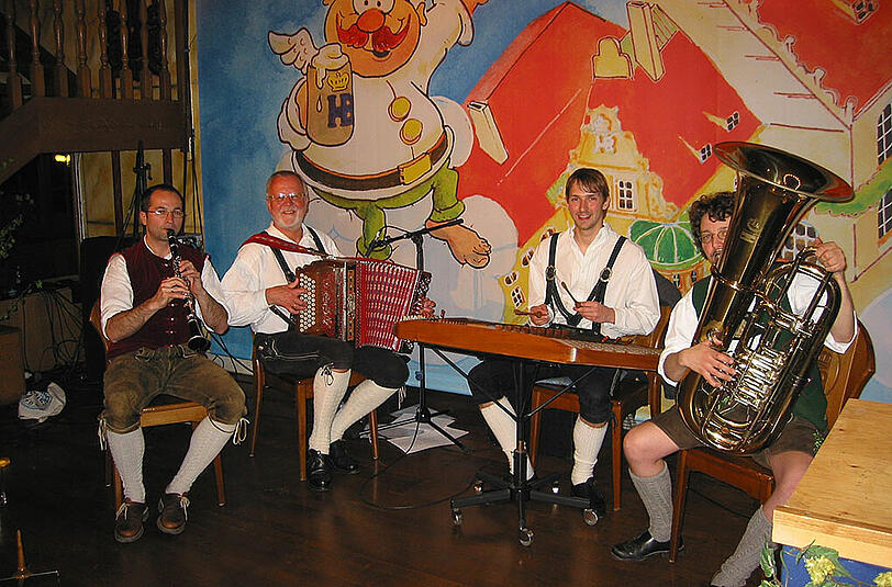 Münchnerisches in der Tief-im-Wald-Bar: Die &bdquo;Altstadt-Musi&ldquo;.
