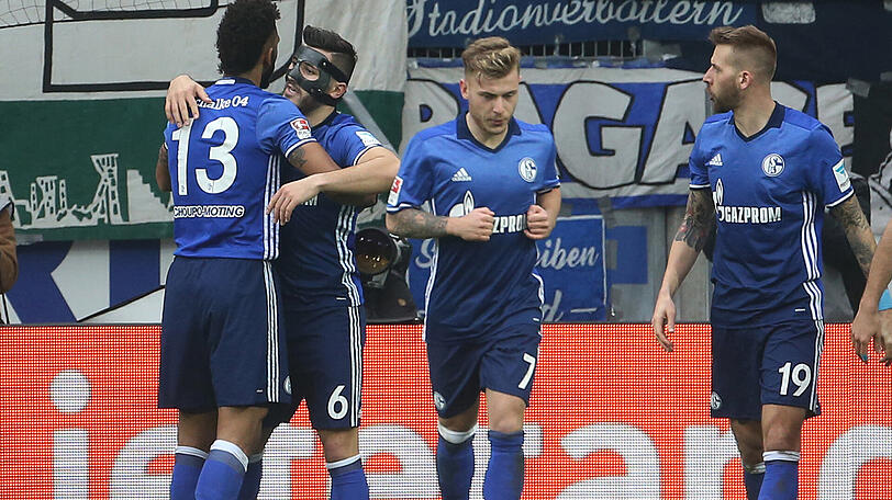Der FC Schalke 04 bejubelt den Siegtreffer beim FSV Mainz 05.