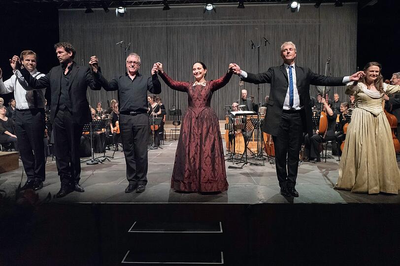 Marie-Claude Chappuis (in Dunkelrot) mit Howard Arman (li.) und Alexander Liebreich (re.) beim Schlussapplaus nach der Oper &bdquo;Dido and Aeneas&ldquo; im Garmischer Eissportzentrum.