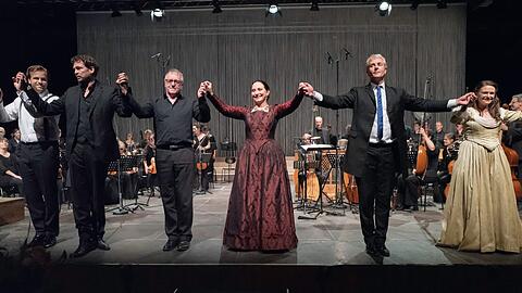 Marie-Claude Chappuis (in Dunkelrot) mit Howard Arman (li.) und Alexander Liebreich (re.) beim Schlussapplaus nach der Oper &bdquo;Dido and Aeneas&ldquo; im Garmischer Eissportzentrum.