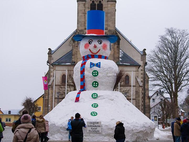 Ein XXL-Schneemann steht vor der Kirche ind Bischofsgrün. Foto: Nicolas Armer/dpa/Archivbild