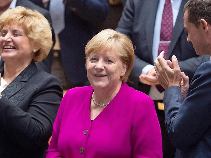 Birgit Diezel (CDU), Landtagspräsidentin (l), und Mike Mohring, CDU-Fraktionschef, applaudieren Bundeskanzlerin Angela Merkel (CDU, M) auf dem Festakt der Thüringer CDU-Landtagsfraktion zum Tag der Deutschen Einheit im Thüringer Landtag.