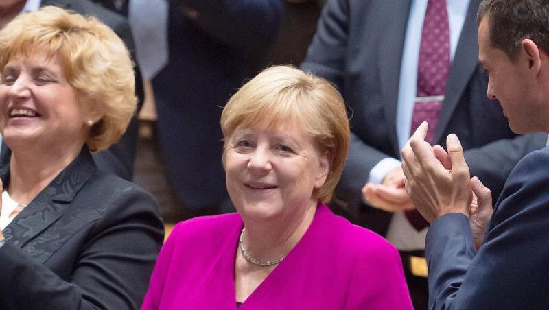 Birgit Diezel (CDU), Landtagspräsidentin (l), und Mike Mohring, CDU-Fraktionschef, applaudieren Bundeskanzlerin Angela Merkel (CDU, M) auf dem Festakt der Thüringer CDU-Landtagsfraktion zum Tag der Deutschen Einheit im Thüringer Landtag. Birgit Diezel (CDU), Landtagspräsidentin (l), und Mike Mohring, CDU-Fraktionschef, applaudieren Bundeskanzlerin Angela Merkel (CDU, M) auf dem Festakt der Thüringer CDU-Landtagsfraktion zum Tag der Deutschen Einheit im Thüringer Landtag.