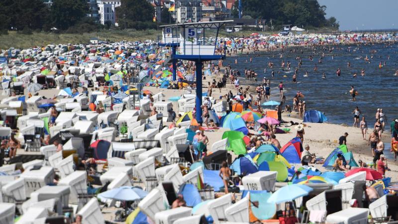 Hunderte Touristen besuchen einen Strand an der Ostsee auf der Insel Usedom. Hunderte Touristen besuchen einen Strand an der Ostsee auf der Insel Usedom.