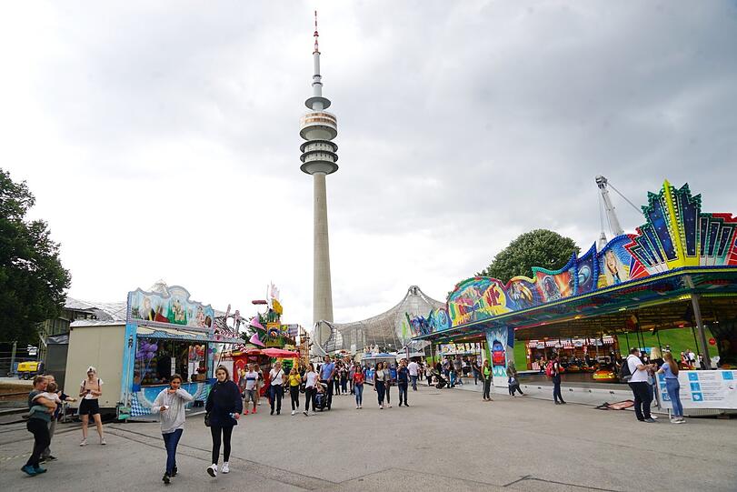 Sommer in der Stadt in München am Olympiapark.