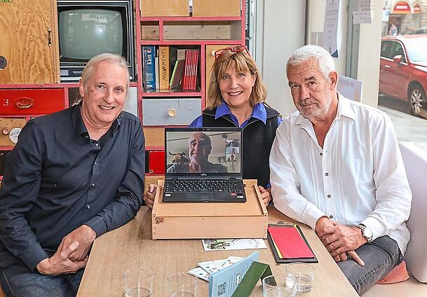 Das Gründerteam von Küche ohne Grenzen (von links): Jörg Linke, Stephanie Bräuer und David Höner. Auf dem Bildschirm ist Franz Keller zugeschaltet. Das Gründerteam von Küche ohne Grenzen (von links): Jörg Linke, Stephanie Bräuer und David Höner. Auf dem Bildschirm ist Franz Keller zugeschaltet.