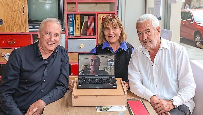 Das Gründerteam von Küche ohne Grenzen (von links): Jörg Linke, Stephanie Bräuer und David Höner. Auf dem Bildschirm ist Franz Keller zugeschaltet. Das Gründerteam von Küche ohne Grenzen (von links): Jörg Linke, Stephanie Bräuer und David Höner. Auf dem Bildschirm ist Franz Keller zugeschaltet.