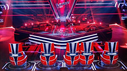 Die bekannten roten Voice-Drehstühle mit den Namen der neuen Coaches.