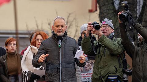 Mehrere hundert Menschen demonstrierten vor der Verhandlung