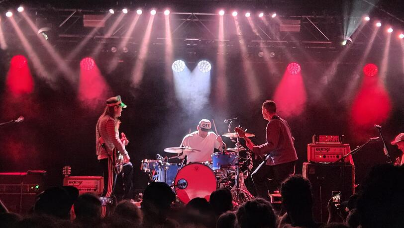 Drei, die sich wieder m&ouml;gen: Peter Brugger, Florian Weber und R&uuml;diger Linhof im Backstage.  Foto: kof