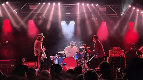 Drei, die sich wieder m&ouml;gen: Peter Brugger, Florian Weber und R&uuml;diger Linhof im Backstage.  Foto: kof
