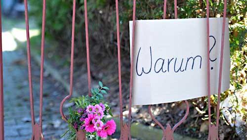 Kerzen und Blumen für die tote Lea Kerzen und Blumen für die tote Lea