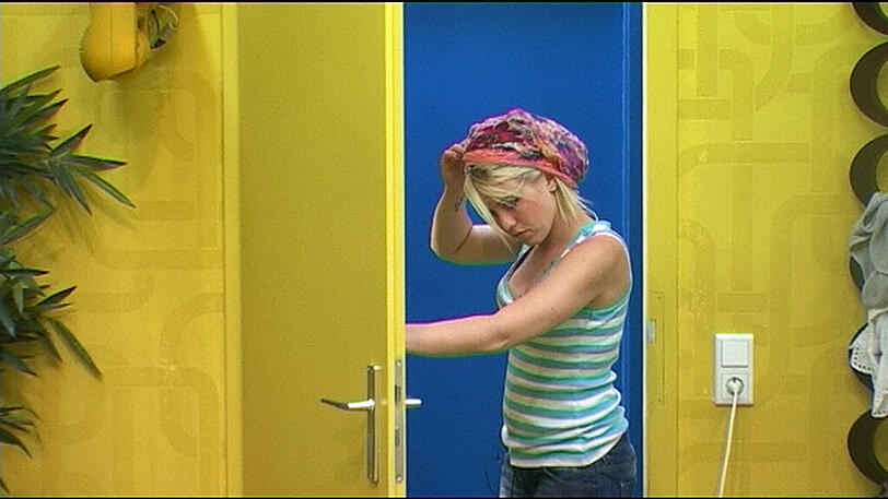 Lisa, not amused, macht sich auf die Suche nach dem Übeltäter.